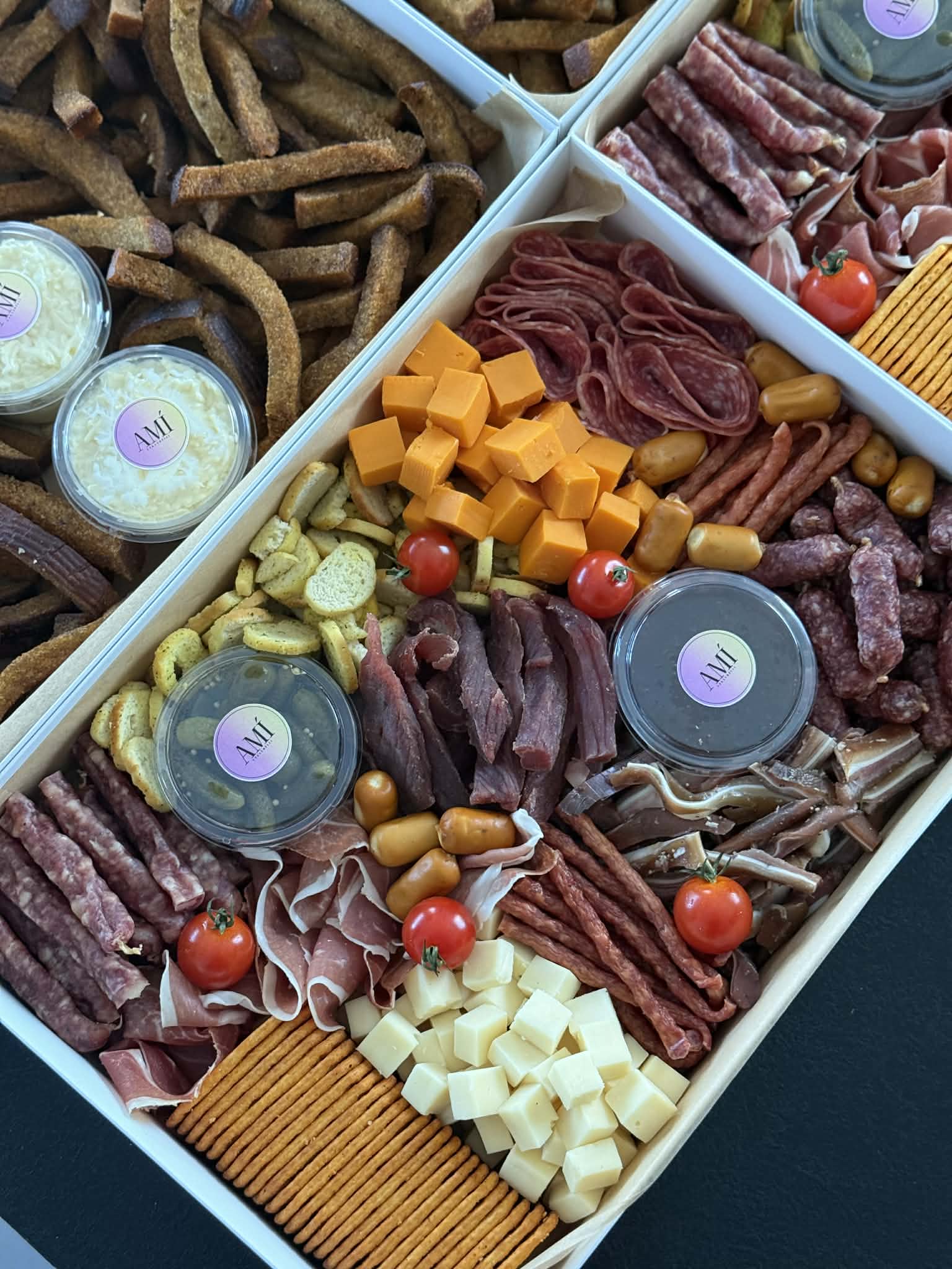 AMÍ gurmaniška užkandžių dėžė su vytinta mėsa