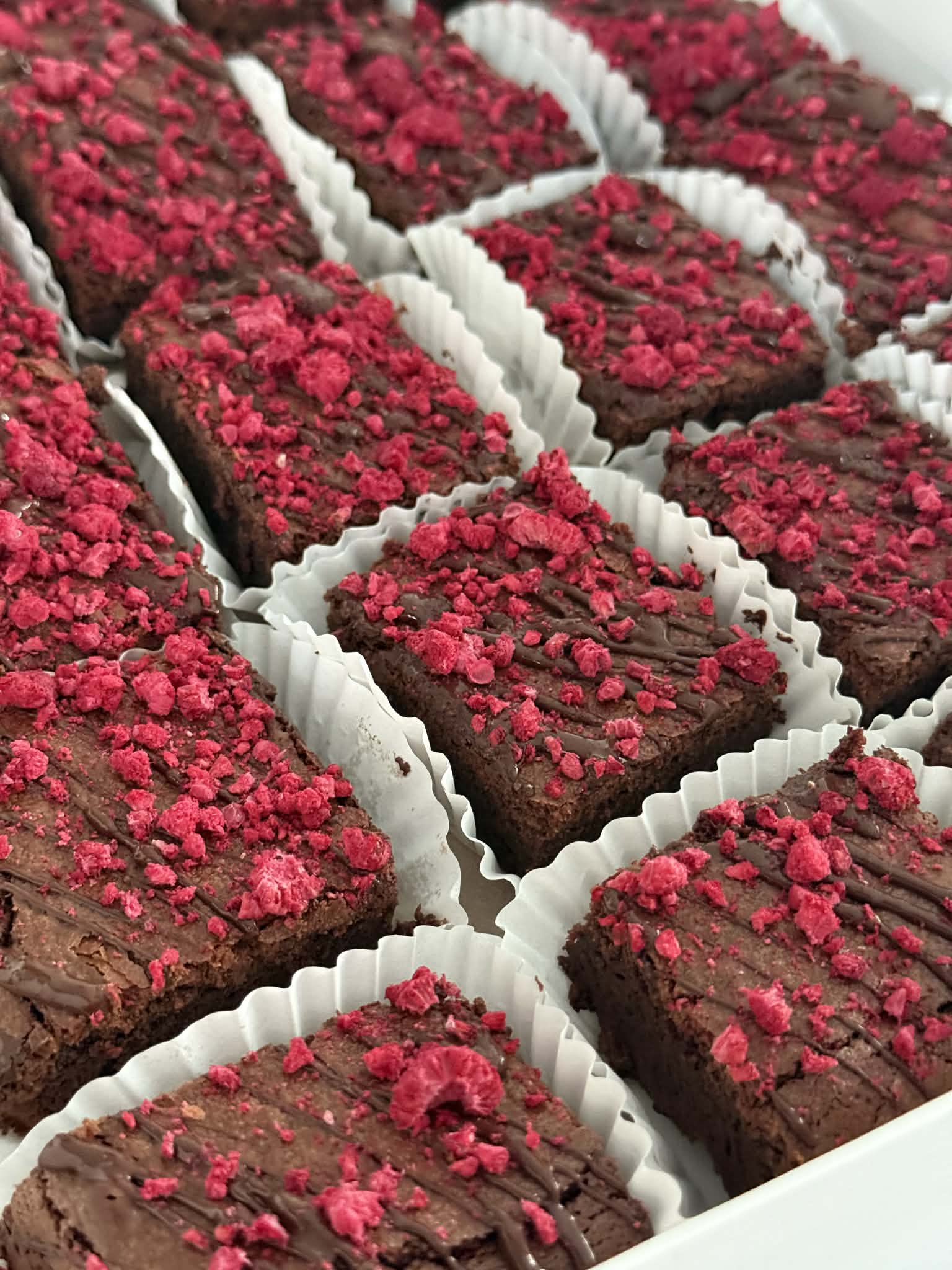 Braunis su šokoladiniu glajumi ir liofilizuotomis avietėmis (24 vnt.)