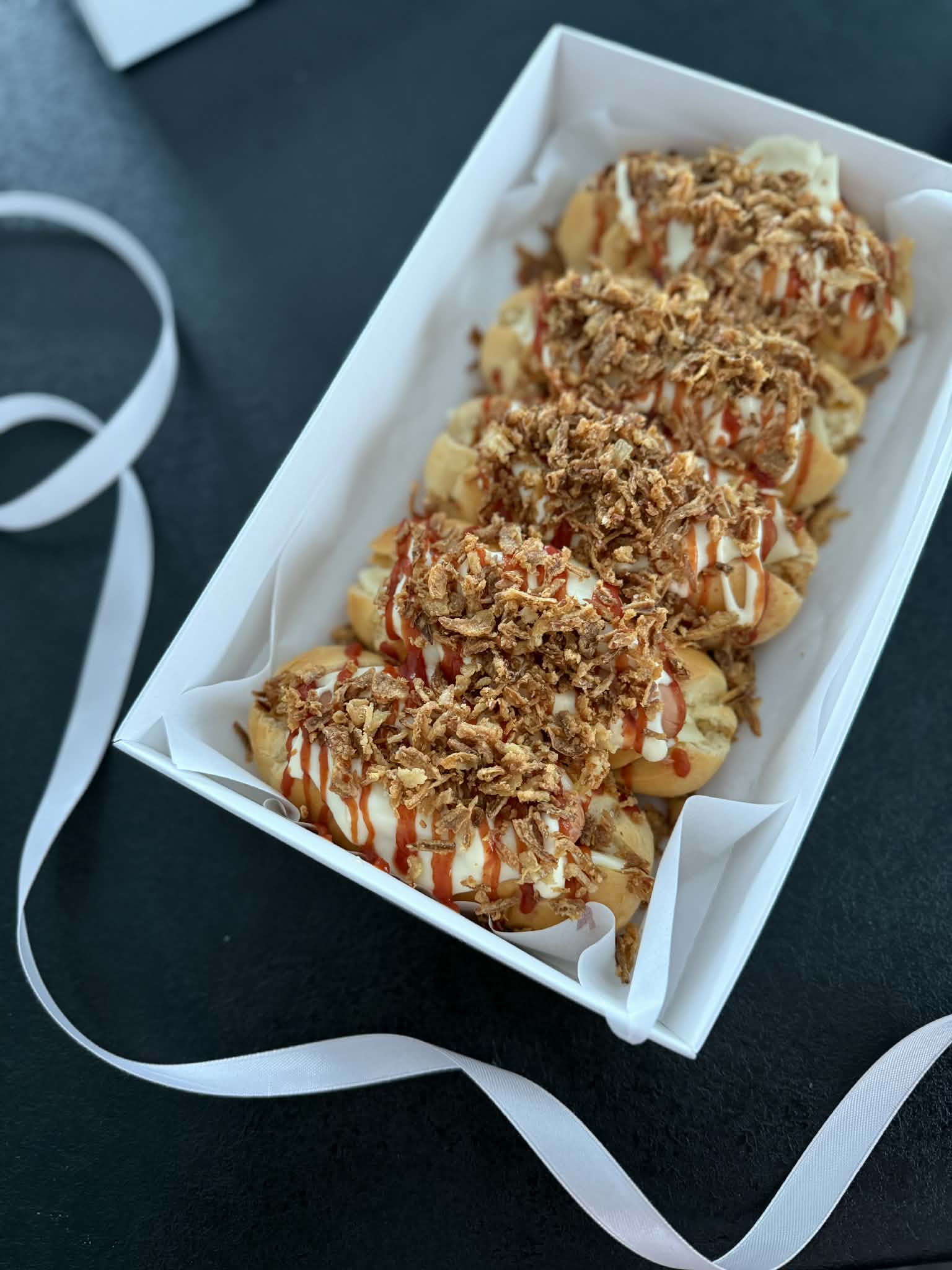 Mini dešrainiai su sūriu ir traškiais svogūnais (10 vnt.)