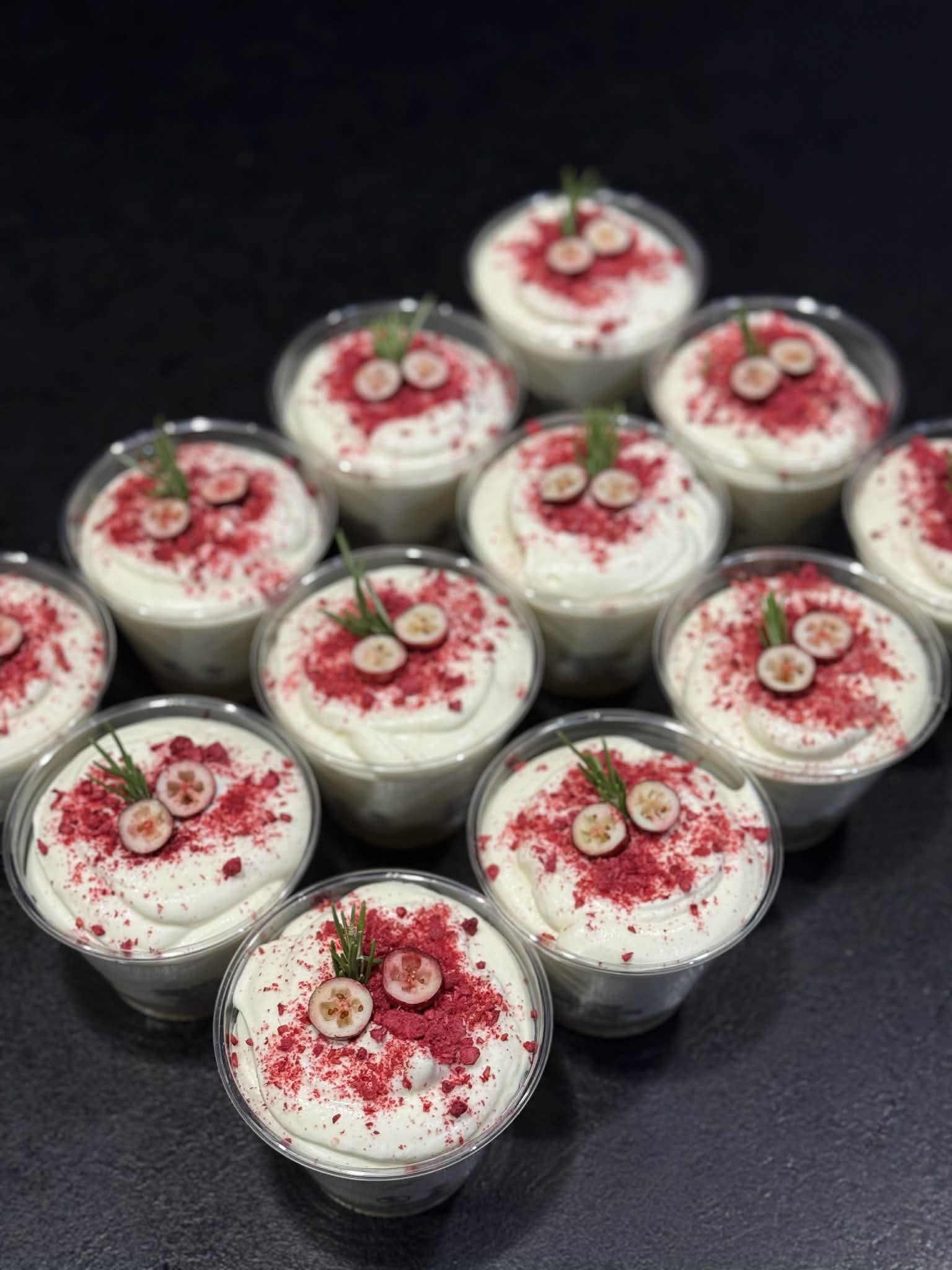 Sūrio pyragas su šviežiomis avietėmis